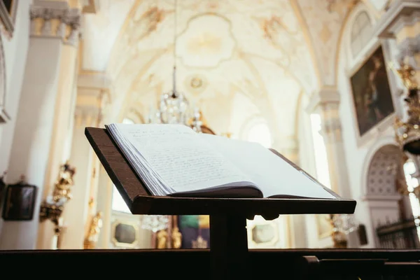 Livro Bíblico Aberto Igreja — Fotografia de Stock