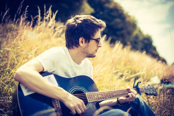 Hombre Guapo Toca Una Guitarra Clásica Aire Libre —  Fotos de Stock