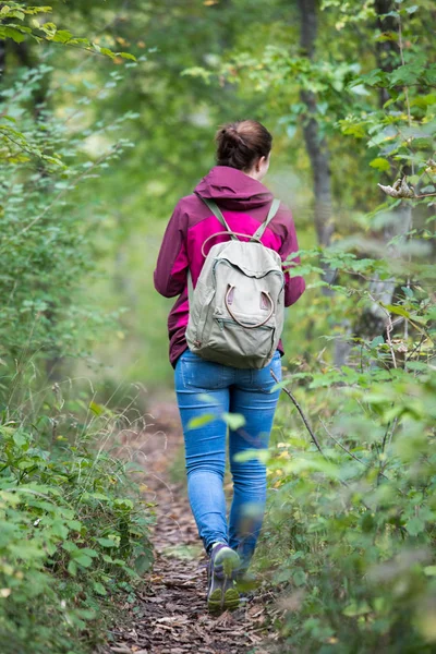 背着背包在秋天森林里散步的女人 树叶都掉下来了 — 图库照片