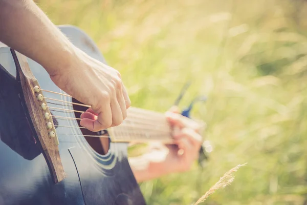 Férfi Játszik Egy Klasszikus Gitár Szabadban — Stock Fotó