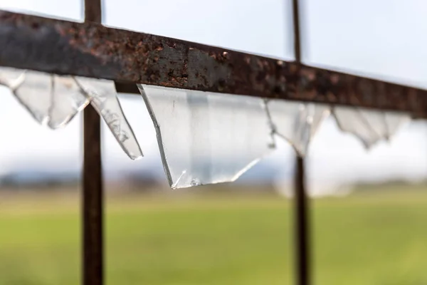 Krossat Fönster Med Glas Bakgrunden Närbild — Stockfoto