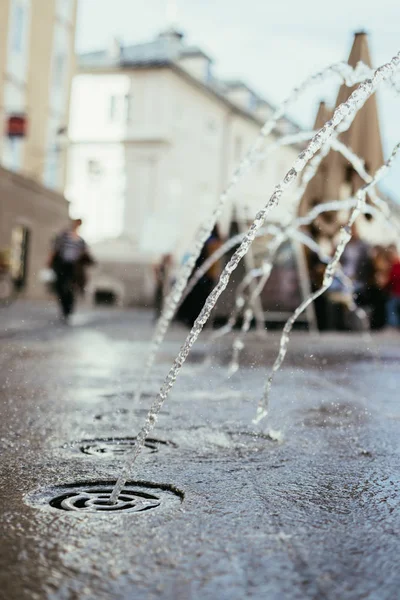 Wasserfontäne Über Betonboden — Stockfoto