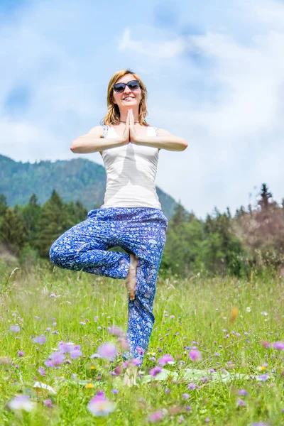 Mujer Joven Haciendo Yoga Fondo Verano —  Fotos de Stock