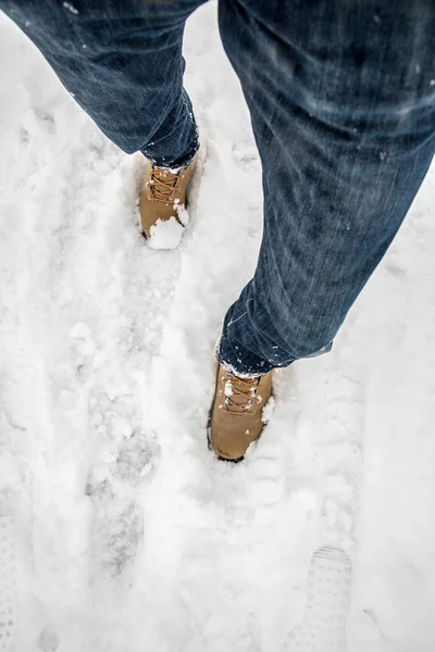Κλείσιμο Των Ποδιών Του Ανθρώπου Χειμερινές Μπότες — Φωτογραφία Αρχείου