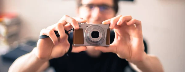 Joven Tomando Fotos Con Cámara —  Fotos de Stock