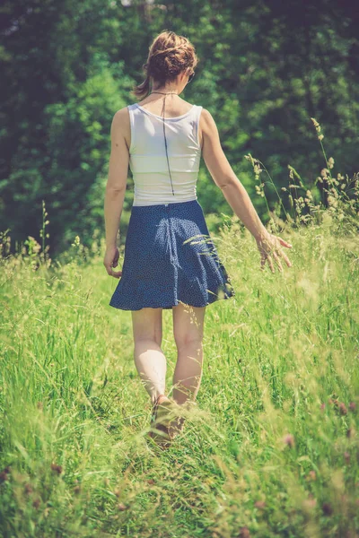 Meisje Groen Veld Zomer Tijd — Stockfoto