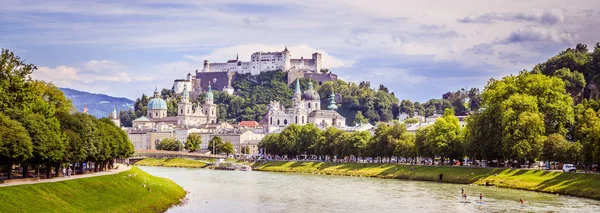 Yaz aylarında Salzburg 'un panoramik şehir manzarası 