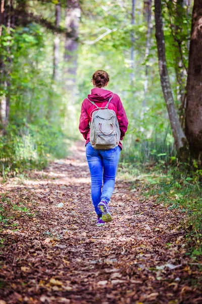 Mujer Con Mochila Caminando Bosque Otoñal Las Hojas Caen — Foto de Stock