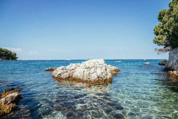 Taşlı güzel deniz manzarası 