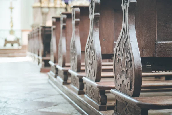 Arka planda boş kilise bankları