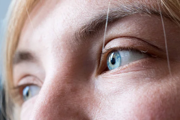 Güzel genç kızın mavi gözleri