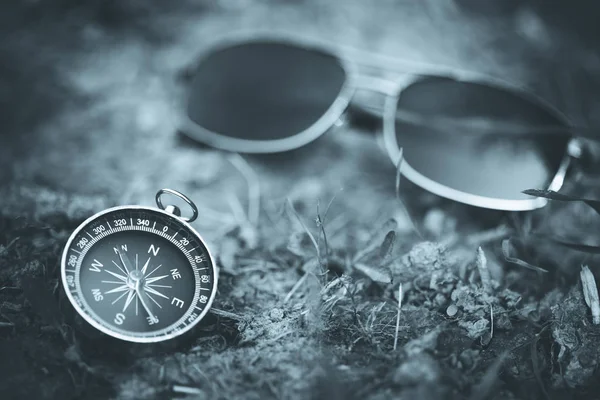 Bússola Vintage Óculos Sol Conceito Aventura Descoberta — Fotografia de Stock