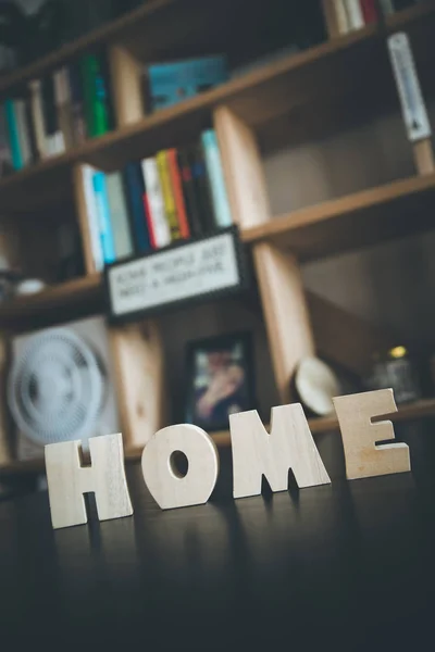 Hölzerne Home Buchstaben Auf Dem Tisch — Stockfoto