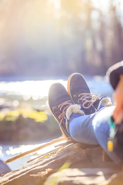 Mädchen Winterschuhen Sitzt Auf Der Natur — Stockfoto