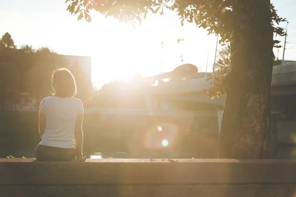 Jonge Vrouw Kijken Zonsondergang Rivier — Stockfoto