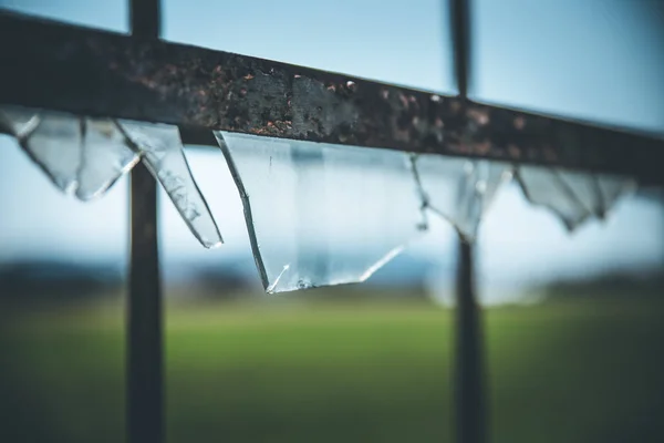 Krossat Fönster Med Glas Bakgrunden Närbild — Stockfoto