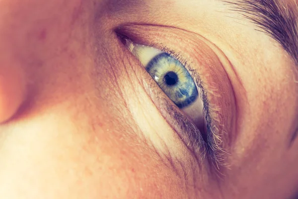 Güzel genç kızın mavi gözü