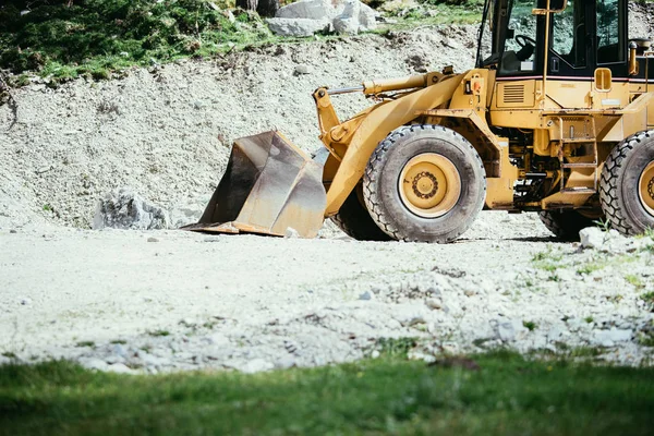 Kar temizleyici ile traktör sokaktan kar kaldırıyor.