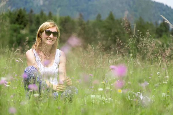 Vrolijke Jonge Vrouw Mooi Ingediend Zomer — Stockfoto