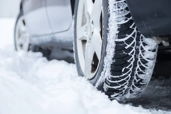 Verschneites Auto Winterwald — Stockfoto
