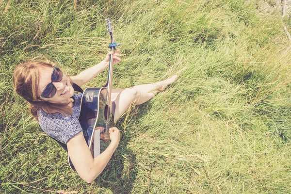 Schöne Frau Spielt Eine Klassische Gitarre Freien — Stockfoto