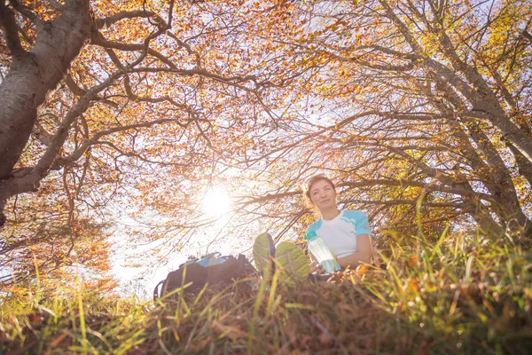 Bergbeklimmer Met Rugzak Zit Het Bos — Stockfoto