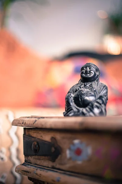 Feng Shui Statua Buddha Tavolo Nel Proprio Soggiorno — Foto Stock