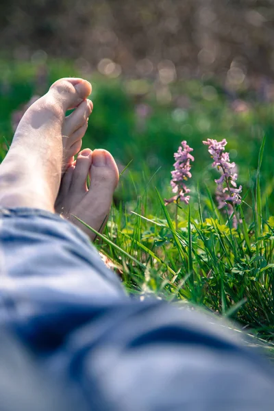 Samčí Nohy Ležící Zelené Trávě — Stock fotografie