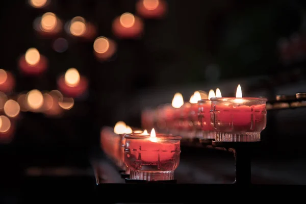 Muitas Velas Acesas Com Profundidade Campo Rasa — Fotografia de Stock