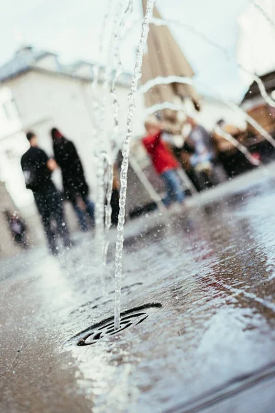 Wasserfontäne Über Betonboden — Stockfoto