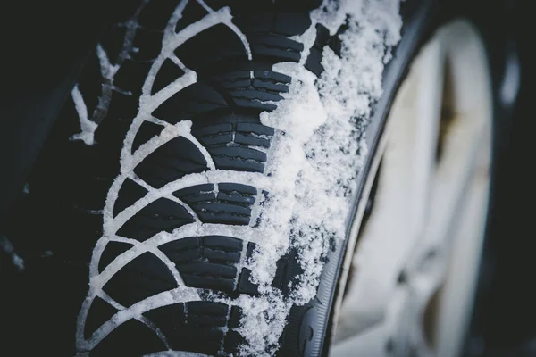 Pneumatico Auto Sulla Neve Sullo Sfondo Vicino — Foto Stock