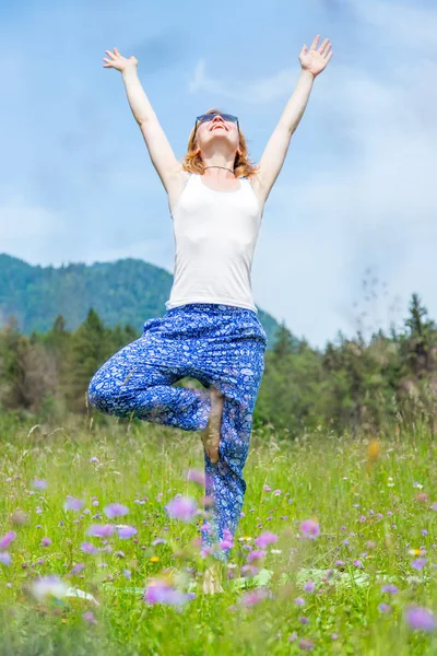 Mujer Joven Haciendo Yoga Fondo Verano —  Fotos de Stock