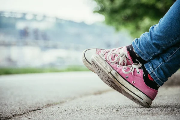 Pembe kedlerle bacaklarını kapat.