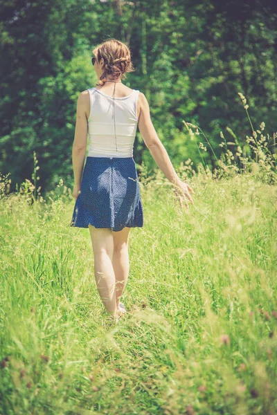 Meisje Groen Veld Zomer Tijd — Stockfoto