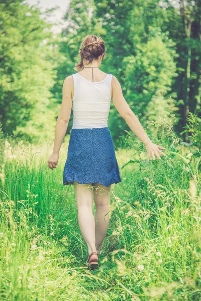 Meisje Groen Veld Zomer Tijd — Stockfoto