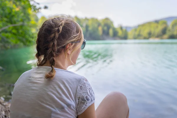 Beautiful Woman Sunglasses River — Stock Photo, Image