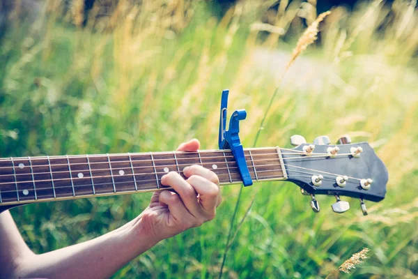 Mulher Toca Uma Guitarra Clássica Livre — Fotografia de Stock