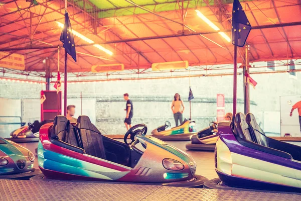 Lunaparkta insanlarla dolu çarpışan arabalar.