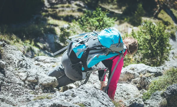Young Woman Hiker Climbing Rock Mountain Peak Cliff — Stock Photo, Image