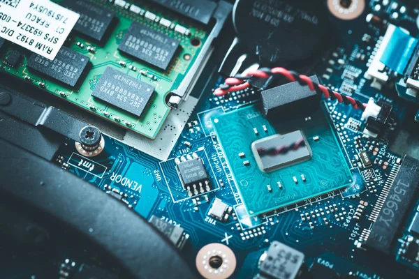 Arka plandaki elektronik panoya yakın plan 