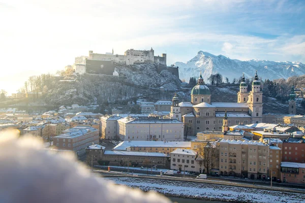 Noel Zamanı Akşam Avusturya Karlı Salzburg Eski Şehir — Stok fotoğraf