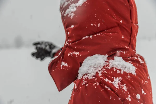 Žena Červené Kapuci Zimě — Stock fotografie