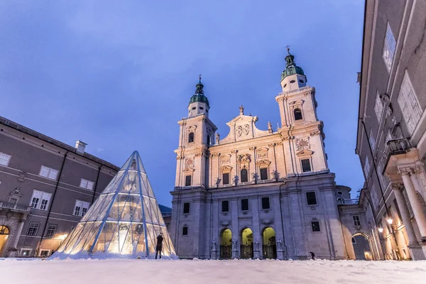 Salzburg 'un eski şehri ve çatıları Noel zamanı, karlı şehir