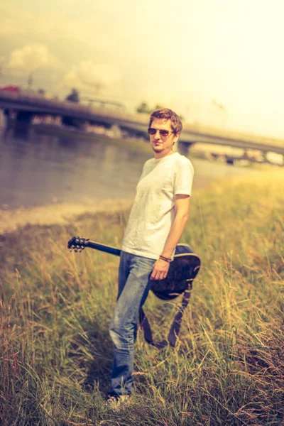 Schöner Mann Mit Klassischer Gitarre Freien — Stockfoto