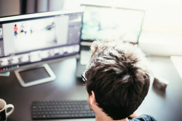 Retrato Jovem Que Trabalha Computador — Fotografia de Stock