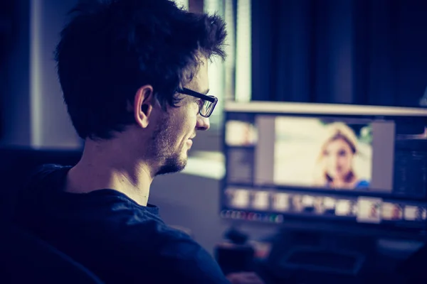 Ritratto Giovane Uomo Che Lavora Computer — Foto Stock