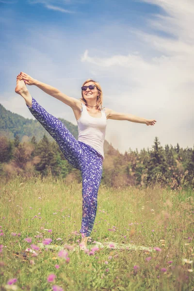 Mujer Joven Haciendo Yoga Fondo Verano —  Fotos de Stock