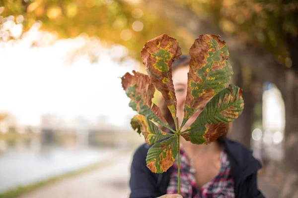 Vrouw Met Een Boeket Bloemen — Stockfoto