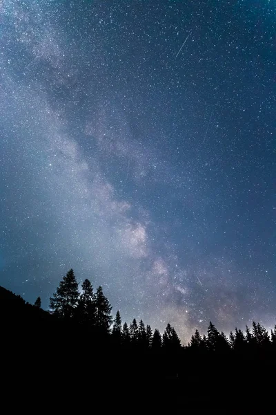 Gece gökyüzünde Samanyolu 