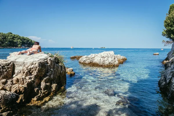Taşlı güzel deniz manzarası 